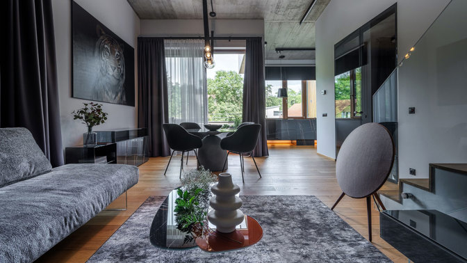 Projekt rekonstrukce mezonetového bytu v Praze přetvořil interiér v luxusní prostor s důrazem na kvalitní materiály a provedení. Majitel si přál moderní bydlení s prostorným sprchovým koutem, saunou a pánskou šatnou. Skleněný nábytek, kouřová zrcadla a designová svítidla vytvářejí harmonický celek.
Projekt rekonstrukce mezonetového bytu v Praze přetvořil interiér v luxusní prostor s důrazem na kvalitní materiály a provedení. Majitel si přál moderní bydlení s prostorným sprchovým koutem, saunou a pánskou šatnou. Skleněný nábytek, kouřová zrcadla a designová svítidla vytvářejí harmonický celek.