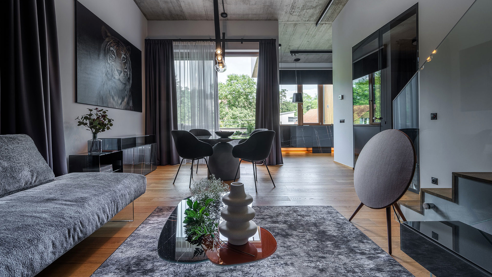 Projekt rekonstrukce mezonetového bytu v Praze přetvořil interiér v luxusní prostor s důrazem na kvalitní materiály a provedení. Majitel si přál moderní bydlení s prostorným sprchovým koutem, saunou a pánskou šatnou. Skleněný nábytek, kouřová zrcadla a designová svítidla vytvářejí harmonický celek.

