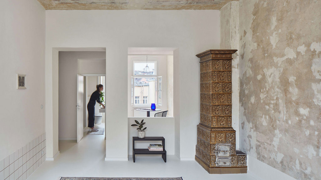 Historická zástavba v Karlových Varech skrývá překvapení – kompletně zrekonstruovaný byt, který kombinuje původní architektonické detaily s moderním designem. Architektky ze studia Plus One Architects zachovaly původní dřevěné podlahy a odkryly historickou výmalbu, která dodává prostoru osobitý charakter. Každá místnost má svůj jedinečný výraz díky citlivému propojení minulosti a současnosti.
