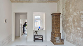 Historická zástavba v Karlových Varech skrývá překvapení – kompletně zrekonstruovaný byt, který kombinuje původní architektonické detaily s moderním designem. Architektky ze studia Plus One Architects zachovaly původní dřevěné podlahy a odkryly historickou výmalbu, která dodává prostoru osobitý charakter. Každá místnost má svůj jedinečný výraz díky citlivému propojení minulosti a současnosti.
