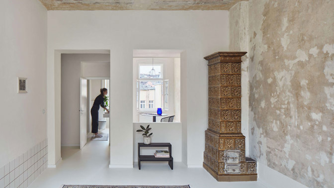 Historická zástavba v Karlových Varech skrývá překvapení – kompletně zrekonstruovaný byt, který kombinuje původní architektonické detaily s moderním designem. Architektky ze studia Plus One Architects zachovaly původní dřevěné podlahy a odkryly historickou výmalbu, která dodává prostoru osobitý charakter. Každá místnost má svůj jedinečný výraz díky citlivému propojení minulosti a současnosti.
