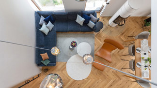 Starší rodinný dům na bratislavské Kolibě prošel radikální rekonstrukcí, která ho změnila k nepoznání. Architekti vsadili na netradiční křivky, elegantní materiály a moderní technologie.
Starší rodinný dům na bratislavské Kolibě prošel radikální rekonstrukcí, která ho změnila k nepoznání. Architekti vsadili na netradiční křivky, elegantní materiály a moderní technologie.