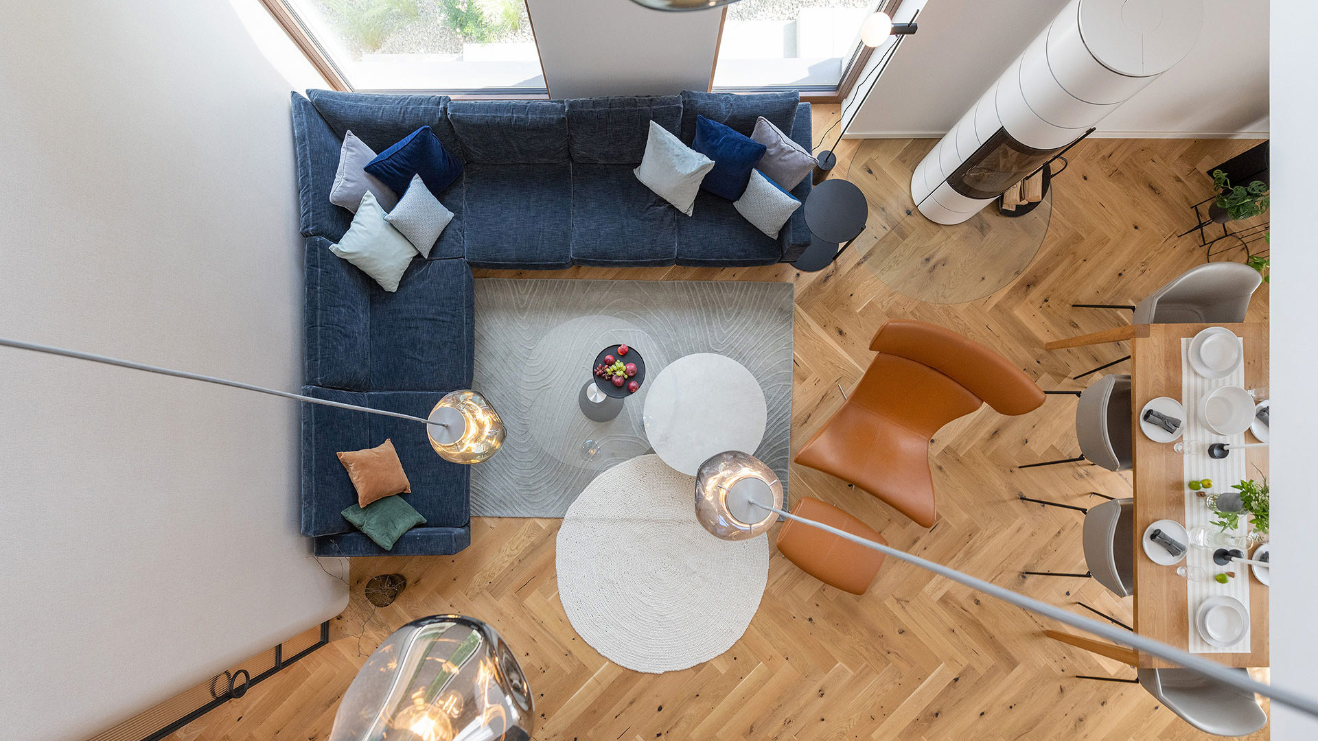 Starší rodinný dům na bratislavské Kolibě prošel radikální rekonstrukcí, která ho změnila k nepoznání. Architekti vsadili na netradiční křivky, elegantní materiály a moderní technologie. 
