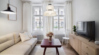 Podívejte se, jak vypadá nízkonákladový byt, který ctí historii starých Vršovic. Tým architektů v čele s Janem Bekem dokázal na pouhých 33 metrech čtverečních vytvořit funkční a stylový interiér, který splňuje vše, co moderní bydlení potřebuje.
Podívejte se, jak vypadá nízkonákladový byt, který ctí historii starých Vršovic. Tým architektů v čele s Janem Bekem dokázal na pouhých 33 metrech čtverečních vytvořit funkční a stylový interiér, který splňuje vše, co moderní bydlení potřebuje.