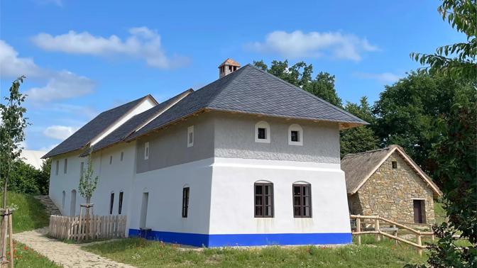 Součástí skanzenu jsou i technické stavby – vodní pila, mlýn, valcha a kovárna se zachovalým vybavením, kde se konají ukázky řemesel.
