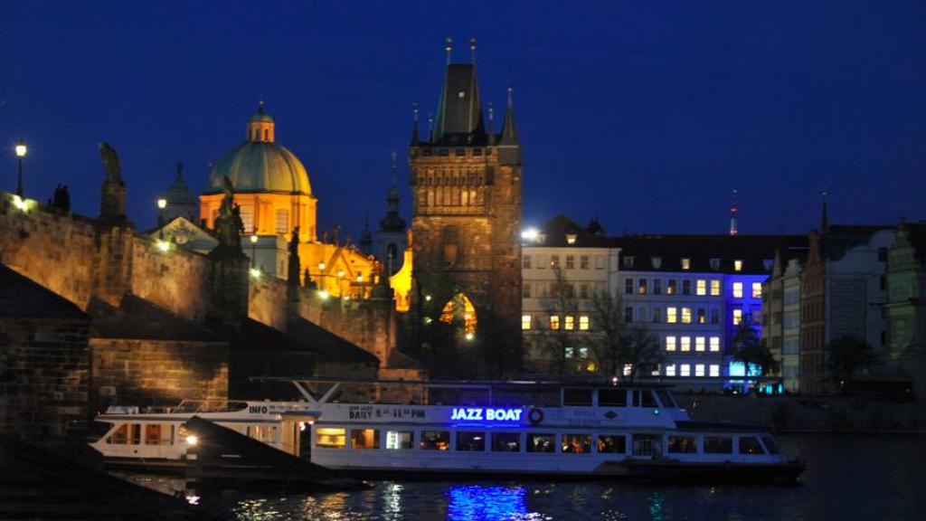 Noční plavba po Vltavě na palubě Jazzboatu