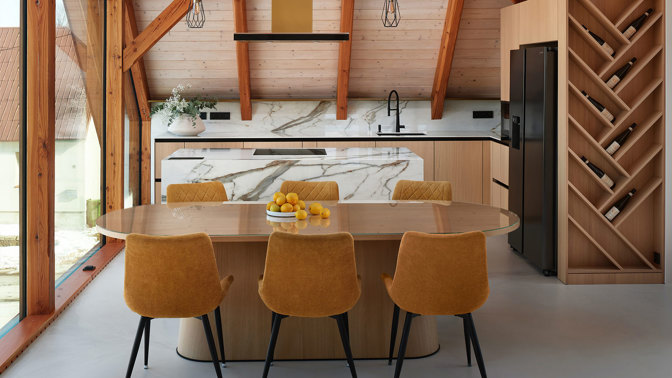 Majestátní Ještěd se nestal jen výhledem z okna, ale inspirací pro celý interiér. Architektka Taťána Kandratovičová vytvořila prostor, kde se moderní design prolíná s přírodními materiály a tradicí roubených staveb.
