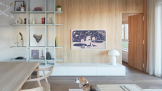 Byt u Vltavy, kde jsou obliny místo ostrých hran: Interiér plný chytrých detailů