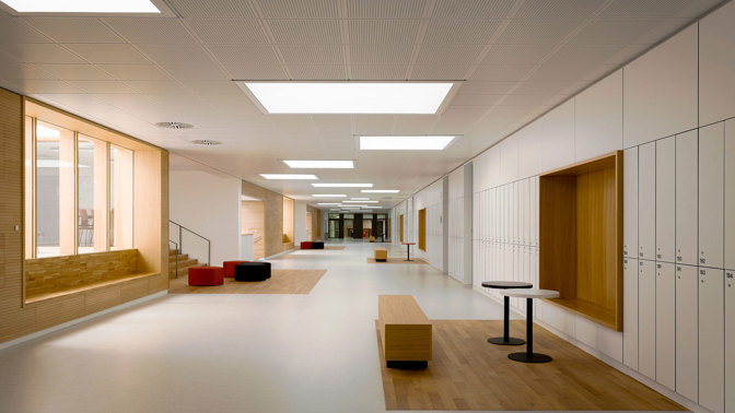 Rekonstrukce a modernizace budov A5 a A6 na VUT Brno je hotová! Nové interiéry nabízejí komfortní a variabilní prostředí pro studenty i pedagogy. Aula, učebny, studovny a respiria byly navrženy s důrazem na design i funkčnost. Podívejte se na výsledek této ambiciózní proměny!
