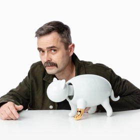Designér Antonín Tomášek s porcelánovou Stellou Designér Antonín Tomášek s porcelánovou Stellou