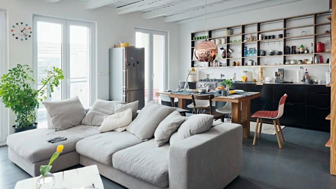 Že minimalistické bydlení znamená mnohdy nedostatek osobitosti a taky absenci barev? Ani náhodou. Tenhle atypický byt, který si majitelé zařídili ve třech výškových úrovních, je důkazem pravého opaku. Že minimalistické bydlení znamená mnohdy nedostatek osobitosti a taky absenci barev? Ani náhodou. Tenhle atypický byt, který si majitelé zařídili ve třech výškových úrovních, je důkazem pravého opaku.