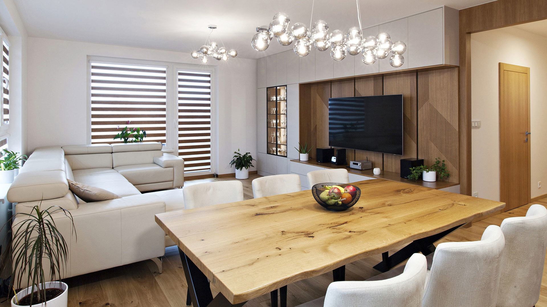 Když dřevo vypráví příběh: Elegantní byt ve Zvolenu spojuje minimalismus a útulnost