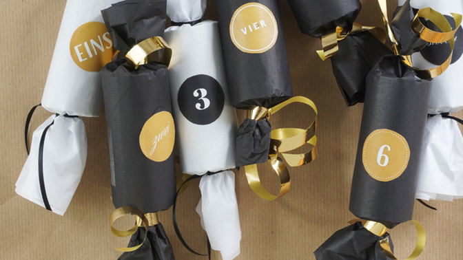 Elegantní adventní kalendář z roliček od toaletního papíru