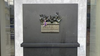 Pamětní deska na Národní třídě v Praze připomínající události ze 17. listopadu 1989
