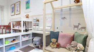 Vstoupit do této ordinace znamená zapomenout na strach z bílých plášťů. Nová dětská ambulance v Ronově nad Doubravou přináší revoluční koncept spojení moderního designu, herních prvků a dokonalé funkčnosti. Architektka Jana Černá vytvořila prostor, kde se lékařská péče stává příjemným zážitkem.
