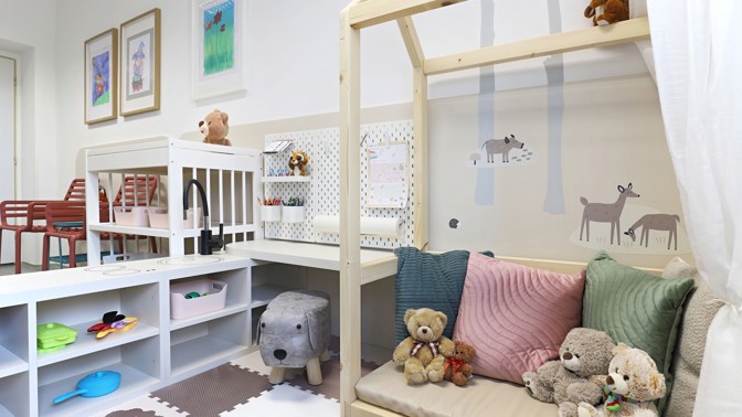 Vstoupit do této ordinace znamená zapomenout na strach z bílých plášťů. Nová dětská ambulance v Ronově nad Doubravou přináší revoluční koncept spojení moderního designu, herních prvků a dokonalé funkčnosti. Architektka Jana Černá vytvořila prostor, kde se lékařská péče stává příjemným zážitkem.
