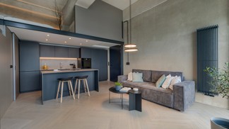 Jak dostat kompletní bydlení i s pracovnou do 38 metrů čtverečních a přitom nepřijít o pocit volnosti? Architekti Michala a Martin Benda z ateliéru Henceforth to dokázali ve stylovém pražském loftu, který využívá každý centimetr prostoru s neuvěřitelnou lehkostí.
Jak dostat kompletní bydlení i s pracovnou do 38 metrů čtverečních a přitom nepřijít o pocit volnosti? Architekti Michala a Martin Benda z ateliéru Henceforth to dokázali ve stylovém pražském loftu, který využívá každý centimetr prostoru s neuvěřitelnou lehkostí.