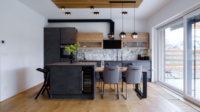 Co vznikne, když spojíte lásku k horám a cit pro design? Tento krkonošský dům kombinuje industriální styl, jemné tóny a originální motiv jelena, který vtipně prostupuje celým interiérem.
Co vznikne, když spojíte lásku k horám a cit pro design? Tento krkonošský dům kombinuje industriální styl, jemné tóny a originální motiv jelena, který vtipně prostupuje celým interiérem.