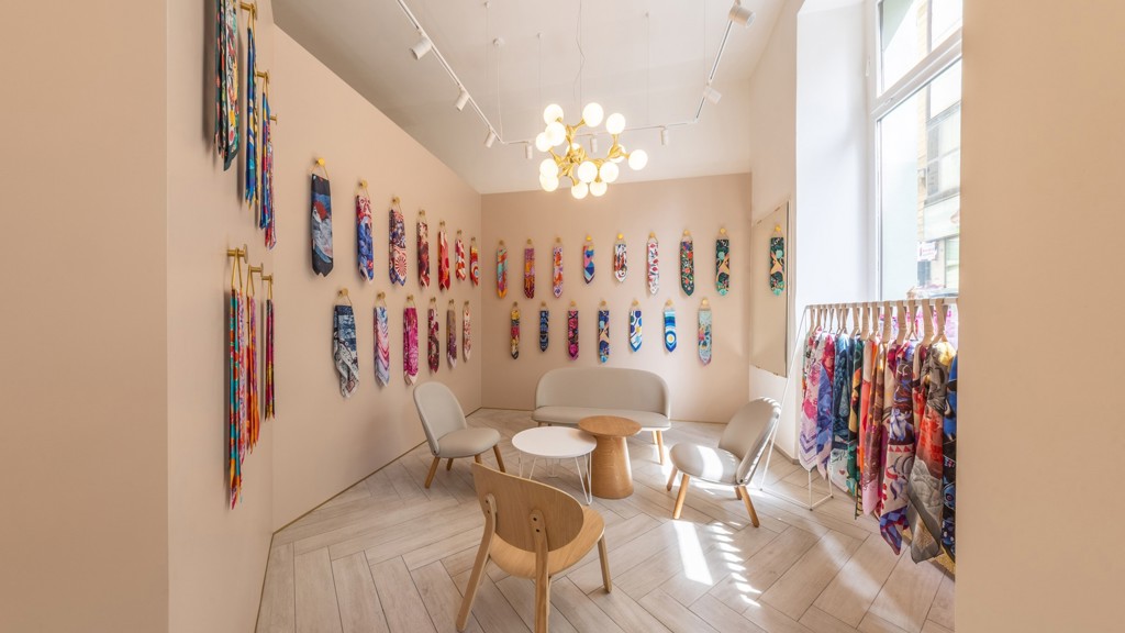 Za výlohami secesního domu na rohu Vodičkovy a Navrátilovy ulice se skrývá pastva pro oči: showroom Silky Gang je kombinací umění, designu a luxusu, která okouzlí na první pohled. Vstupte do světa hedvábí, který voní elegancí a důvtipem.
Za výlohami secesního domu na rohu Vodičkovy a Navrátilovy ulice se skrývá pastva pro oči: showroom Silky Gang je kombinací umění, designu a luxusu, která okouzlí na první pohled. Vstupte do světa hedvábí, který voní elegancí a důvtipem.