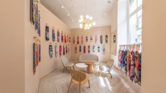 Za výlohami secesního domu na rohu Vodičkovy a Navrátilovy ulice se skrývá pastva pro oči: showroom Silky Gang je kombinací umění, designu a luxusu, která okouzlí na první pohled. Vstupte do světa hedvábí, který voní elegancí a důvtipem.
