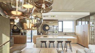 Pražský penthouse navržený Atelierem Kunc nabízí nejen komfort prostorného bydlení, ale také ohromující výhledy na metropoli. S důrazem na kvalitní materiály, současný design a špičkový komfort je toto bydlení ztělesněním luxusu. Přijďte se podívat na fascinující interiér, který vás vtáhne do světa moderního bydlení.
