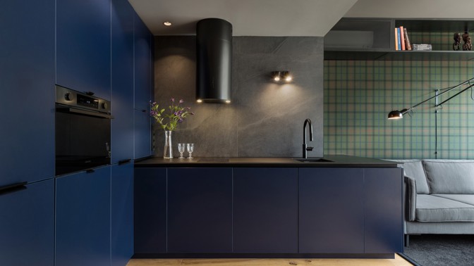 Elegantní mezonet v Karlíně, který patří mladému právníkovi, zaujme nejen svou tmavou barevnou paletou, ale i promyšleným minimalistickým designem. Původní dispozice bytu sice omezovala možnosti zásadních změn, ale díky chytrým úpravám a inspiraci londýnskými gentlemanskými kluby vznikl osobitý prostor plný sofistikovaných detailů.
Elegantní mezonet v Karlíně, který patří mladému právníkovi, zaujme nejen svou tmavou barevnou paletou, ale i promyšleným minimalistickým designem. Původní dispozice bytu sice omezovala možnosti zásadních změn, ale díky chytrým úpravám a inspiraci londýnskými gentlemanskými kluby vznikl osobitý prostor plný sofistikovaných detailů.