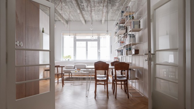 Jak skloubit moderní bydlení s respektem k historii? Tento funkcionalistický byt v pražském Novém Městě prošel kompletní rekonstrukcí, která trvala celých 10 let. Architekt Martin Čeněk čelil výzvě, jak propojit původní prvky s novými designovými kousky a současnými materiály.
Jak skloubit moderní bydlení s respektem k historii? Tento funkcionalistický byt v pražském Novém Městě prošel kompletní rekonstrukcí, která trvala celých 10 let. Architekt Martin Čeněk čelil výzvě, jak propojit původní prvky s novými designovými kousky a současnými materiály.