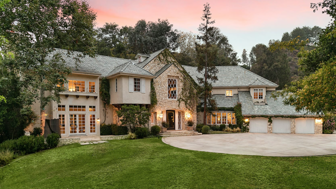 Poměrně velkolepé sídlo se nachází v Los Angeles a patřilo herečce a hollywoodské producentce Reese Witherspoon. Dům v anglickém venkovském stylu z roku 1993 stojí na ploše přibližně tří akrů a má soukromou příjezdovou cestu obklopenou hustou zelení.
