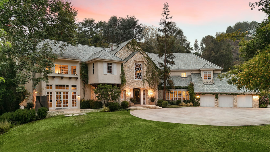 Poměrně velkolepé sídlo se nachází v Los Angeles a patřilo herečce a hollywoodské producentce Reese Witherspoon. Dům v anglickém venkovském stylu z roku 1993 stojí na ploše přibližně tří akrů a má soukromou příjezdovou cestu obklopenou hustou zelení.