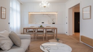Tento kombinovaný přístup k designu spojuje moderní minimalismus s historickými detaily, což vytváří prostor, který je zároveň nadčasový a jedinečný.
Tento kombinovaný přístup k designu spojuje moderní minimalismus s historickými detaily, což vytváří prostor, který je zároveň nadčasový a jedinečný.