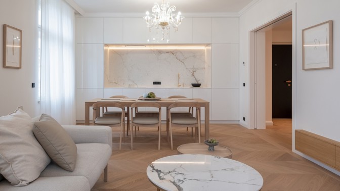 Tento kombinovaný přístup k designu spojuje moderní minimalismus s historickými detaily, což vytváří prostor, který je zároveň nadčasový a jedinečný.
Tento kombinovaný přístup k designu spojuje moderní minimalismus s historickými detaily, což vytváří prostor, který je zároveň nadčasový a jedinečný.