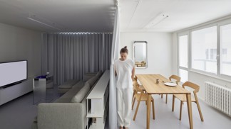 Rekonstrukce panelového bytu nemusí být nudná! Architekti René Dlesk a Tamara Kolaříková vytvořili pro paní H a její dva syny moderní a minimalistický prostor, kde se potkává funkčnost, estetika a osobitost. Odvážná změna dispozic přinesla více soukromí a svěží atmosféru.
