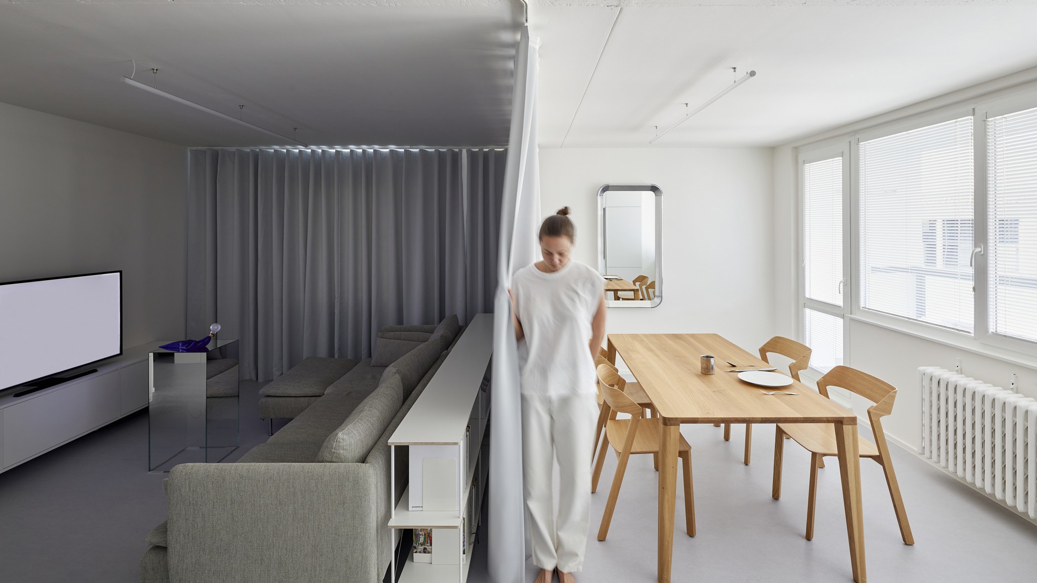 Rekonstrukce panelového bytu nemusí být nudná! Architekti René Dlesk a Tamara Kolaříková vytvořili pro paní H a její dva syny moderní a minimalistický prostor, kde se potkává funkčnost, estetika a osobitost. Odvážná změna dispozic přinesla více soukromí a svěží atmosféru.