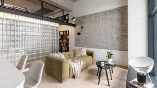 Malý, ale dokonale promyšlený! Tento pražský loft o velikosti 36 m² dokazuje, že chytrý design a precizní plánování dokážou zázraky. Obytný prostor propojený přes dvě podlaží, elegantní luxferová stěna a industriální prvky vytvářejí stylový interiér, který vás uchvátí na první pohled.
Malý, ale dokonale promyšlený! Tento pražský loft o velikosti 36 m² dokazuje, že chytrý design a precizní plánování dokážou zázraky. Obytný prostor propojený přes dvě podlaží, elegantní luxferová stěna a industriální prvky vytvářejí stylový interiér, který vás uchvátí na první pohled.