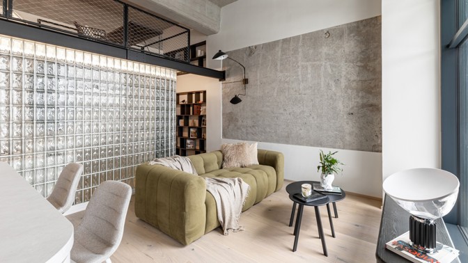 Malý, ale dokonale promyšlený! Tento pražský loft o velikosti 36 m² dokazuje, že chytrý design a precizní plánování dokážou zázraky. Obytný prostor propojený přes dvě podlaží, elegantní luxferová stěna a industriální prvky vytvářejí stylový interiér, který vás uchvátí na první pohled.
Malý, ale dokonale promyšlený! Tento pražský loft o velikosti 36 m² dokazuje, že chytrý design a precizní plánování dokážou zázraky. Obytný prostor propojený přes dvě podlaží, elegantní luxferová stěna a industriální prvky vytvářejí stylový interiér, který vás uchvátí na první pohled.