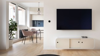 Z klasického panelákového bytu 3+1 s umakartovým jádrem architekti vytvořili plynulý čistý prostor bez zbytečností. Kombinace barev a materiálů a zaoblených tvarů jemně rozehrává jinak elementární interiér. Zadáním bylo vytvořit jednoduchý, čistý prostor, nenáročný na údržbu. Byt i po začátku užívání zůstává bez doplňků, protože tak dle investora naplňuje svou minimalistickou podobu.
