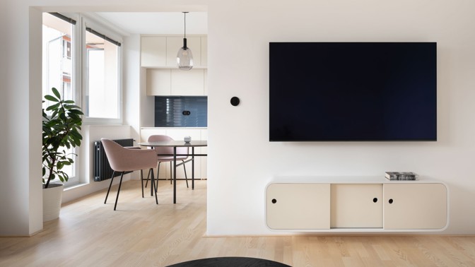 Z klasického panelákového bytu 3+1 s umakartovým jádrem architekti vytvořili plynulý čistý prostor bez zbytečností. Kombinace barev a materiálů a zaoblených tvarů jemně rozehrává jinak elementární interiér. Zadáním bylo vytvořit jednoduchý, čistý prostor, nenáročný na údržbu. Byt i po začátku užívání zůstává bez doplňků, protože tak dle investora naplňuje svou minimalistickou podobu.
Z klasického panelákového bytu 3+1 s umakartovým jádrem architekti vytvořili plynulý čistý prostor bez zbytečností. Kombinace barev a materiálů a zaoblených tvarů jemně rozehrává jinak elementární interiér. Zadáním bylo vytvořit jednoduchý, čistý prostor, nenáročný na údržbu. Byt i po začátku užívání zůstává bez doplňků, protože tak dle investora naplňuje svou minimalistickou podobu.