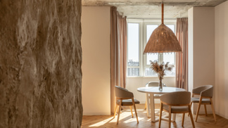 Trápí vás oškrábaný nábytek, nedokonalé zdi a staré vybavení? Už nemusí. Styl bydlení nazvaný wabi-sabi nachází krásu ve všem nedokonalém.
