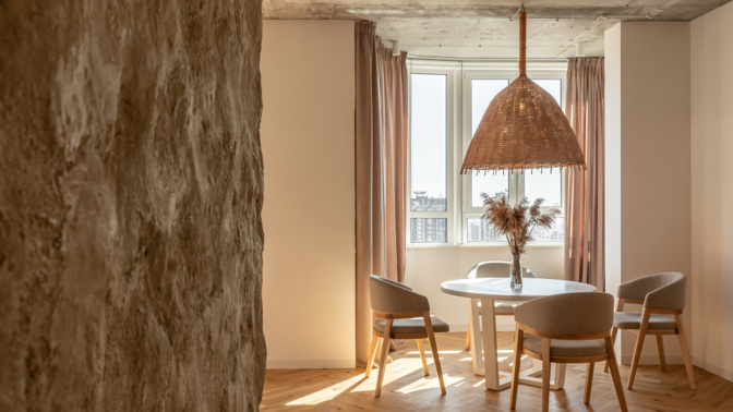 Trápí vás oškrábaný nábytek, nedokonalé zdi a staré vybavení? Už nemusí. Styl bydlení nazvaný wabi-sabi nachází krásu ve všem nedokonalém.

