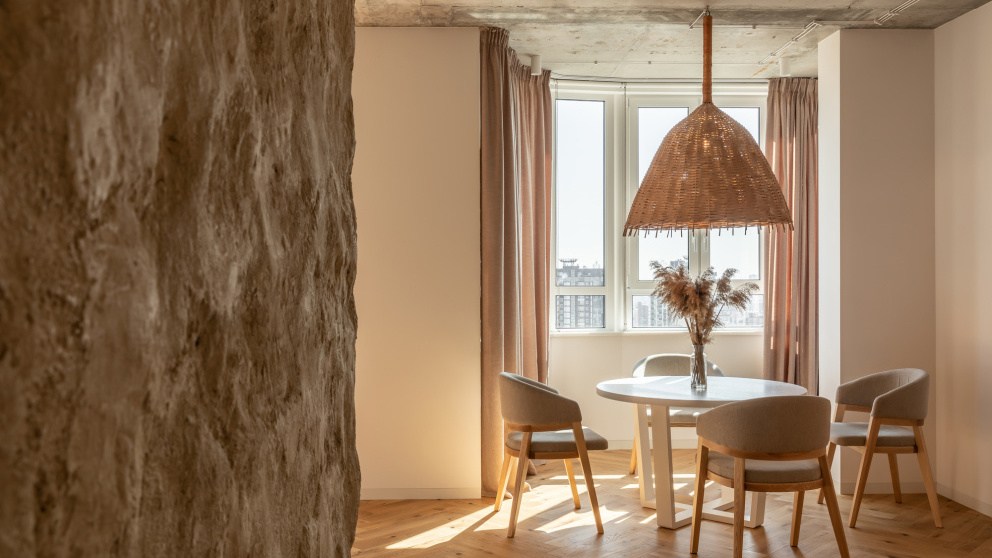 Trápí vás oškrábaný nábytek, nedokonalé zdi a staré vybavení? Už nemusí. Styl bydlení nazvaný wabi-sabi nachází krásu ve všem nedokonalém.
