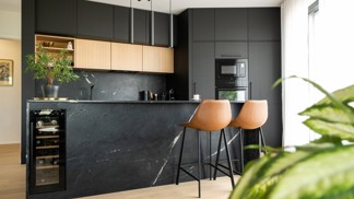 Představujeme interiér, který v sobě spojuje eleganci s originalitou: Byt v novostavbě vyniká černými dřevodekory, dubovou dýhou a sofistikovaným designem. 
