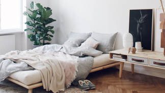 Pohovku stačí rozložit, nábytek trochu přeskupit a hned se váš obývák může proměnit v pohodlný pokoj pro hosty. Foto: Karup Design
