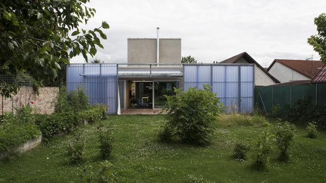 Intimita se stala jedním z hlavních kritérií, kteří při návrhu museli architekti ze studia PLURAL zohlednit. Vedle toho se snažili vytvořit moderní i nadčasovou architekturu, která bude maximálně sloužit svým obyvatelům. 
