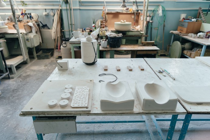 Modeláři z porcelánky Thun 1794 museli vyrobit velké množství náročných sádrových forem