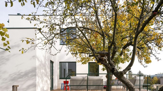 Tento dům, skrytý v tiché zástavbě, nabízí dokonalou kombinaci moderního luxusu a kouzla minulosti. Citlivá rekonstrukce oživila ducha poválečné architektury a doplnila ho o moderní prvky – bezbariérový přístup, terasu s kruhovým oknem a rekonstrukci přežila i starobylá hrušeň, která vytváří přirozený stín. 
