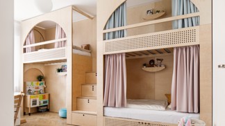 Unikátní řešení dětského pokoje, který si holky okamžitě zamilovaly – promyšlený design, ve kterém má každá svůj svět. Příběh interiéru, kde láska k detailu, promyšlený úložný prostor a březová překližka dělají zázraky.
