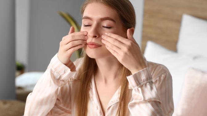 Botox není potřeba: Obličejová jóga si poradí s jemnými vráskami i povislými konturami