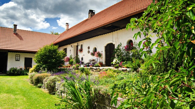 Zrenovované selské stavení v Chrástově
