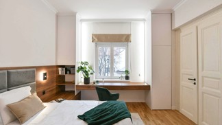 Kombinace zachovalých historických prvků, chytrých nápadů a minimalistického designu ukazuje, že i s omezeným rozpočtem lze vytvořit stylové a funkční bydlení. Tento vinohradský byt je důkazem, že méně opravdu může být více.
