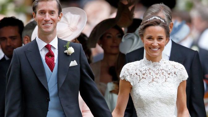 Pippa řekla "Ano"!

Po všech těch debatách a diskuzích po svatbě její sestry Kate, které šla za družičku, všichni dychtivě očekávali, až své ano řekne i Pippa. Takže není divu, že její svatbu sledovalo také půl světa. Na svatbě samozřejmě nesměli chybět také princ George a princezna Charlotte. Ti oba získali pomyslnou cenu za nejroztomilejší hosty. Podával se kaviár v celkové hodnotě 40 tisíc liber (přibližně 1,15 milionu korun) a šumivé víno, jehož jedna lahev stojí 75 liber (přes 2000 korun).
